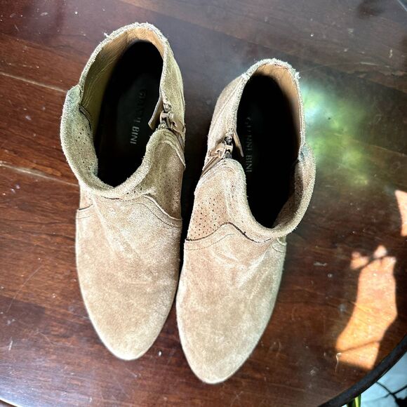 Gianni Bini Suede Ankle Boots Women's Size 7 Light Chestnut Zip Booties Low Heel - Picture 2 of 6